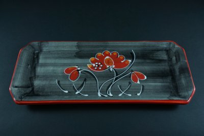 Rektangulärt Handmålat Uppläggningsfat Fat i Grått med Röd Blomma
