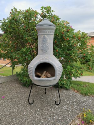 Snygg grå eldstad att ha i trädgården. Köp online på gardenflames.se
